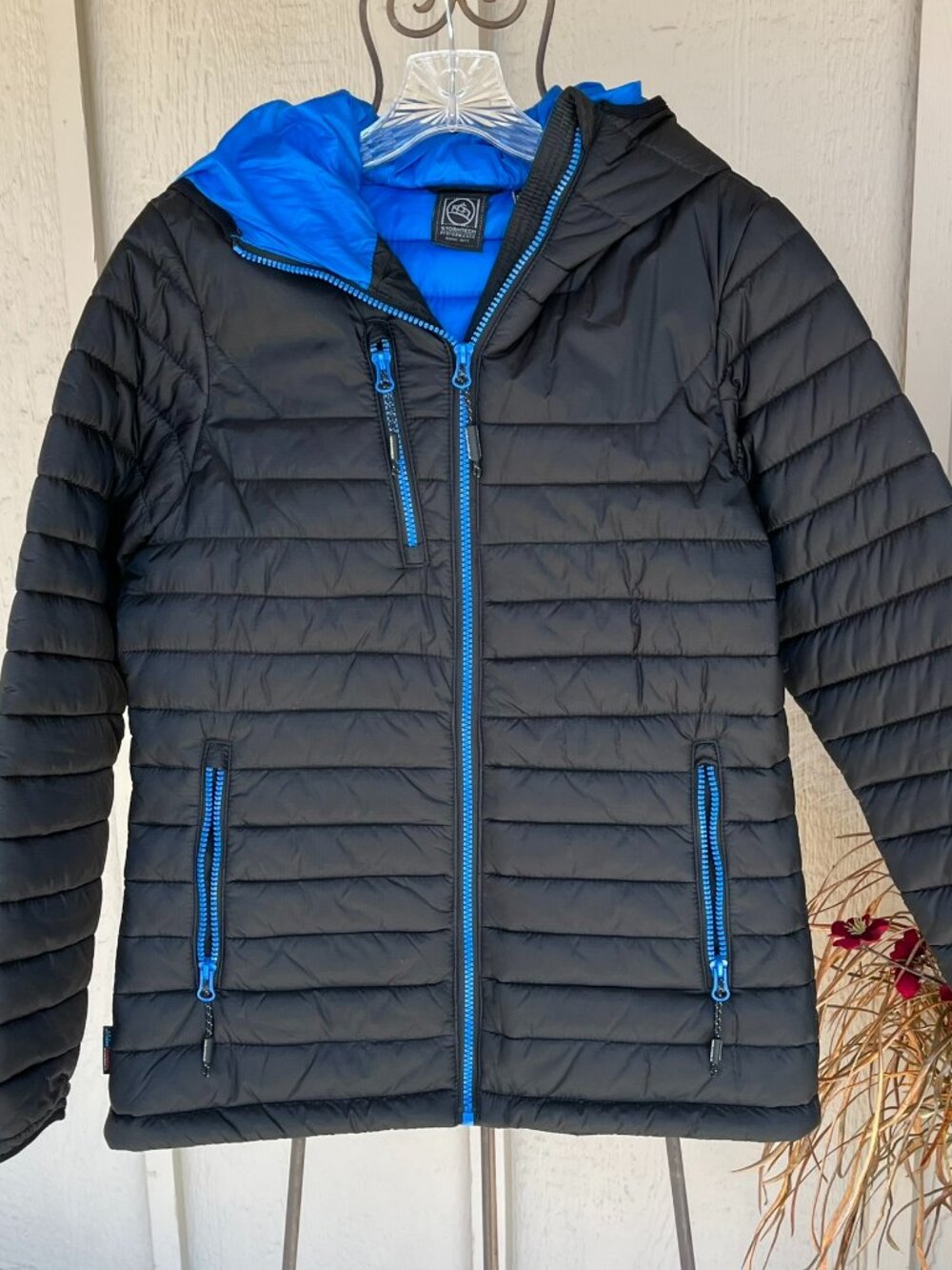 Stormtech Gravity Quilted Puffer Jacket Black with Electric Blue Zippers M